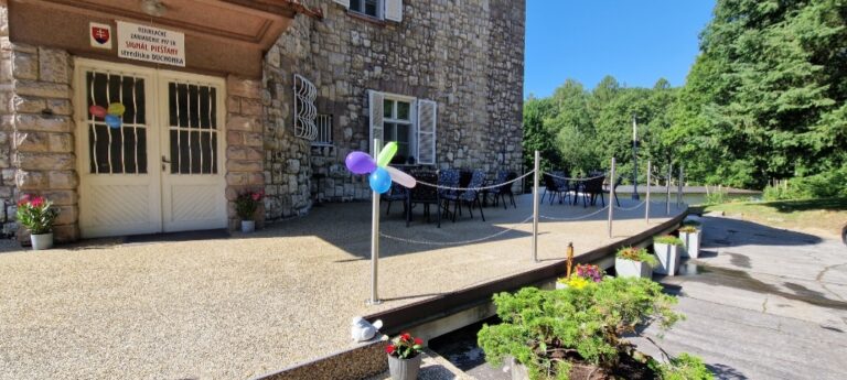 kaštieľ Duchonka - záber na hlavný vchod do budovy