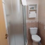 Interiér kúpeľňa v izbe prevádzky MAJÁK Senec