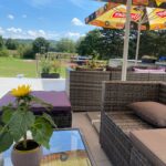 zariadenie Signál - vonkajšia terasa, príjemné posedenie, pohľad do záhrady - slnečný deň