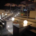 zariadenie Signál - vonkajšia terasa, schody a lavičky na príjemné posedenie - nočný záber