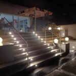 zariadenie Signál - vonkajšia terasa, schody a lavičky na príjemné posedenie - nočný záber