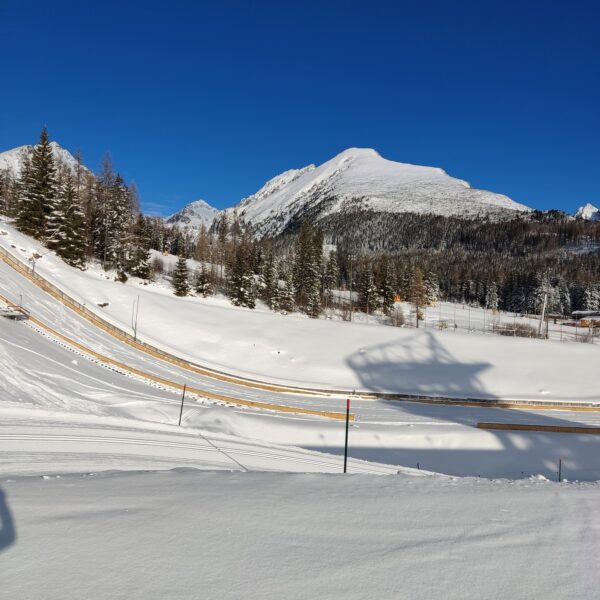 Zasnežené hory - skokanský mostík - doskočisko.