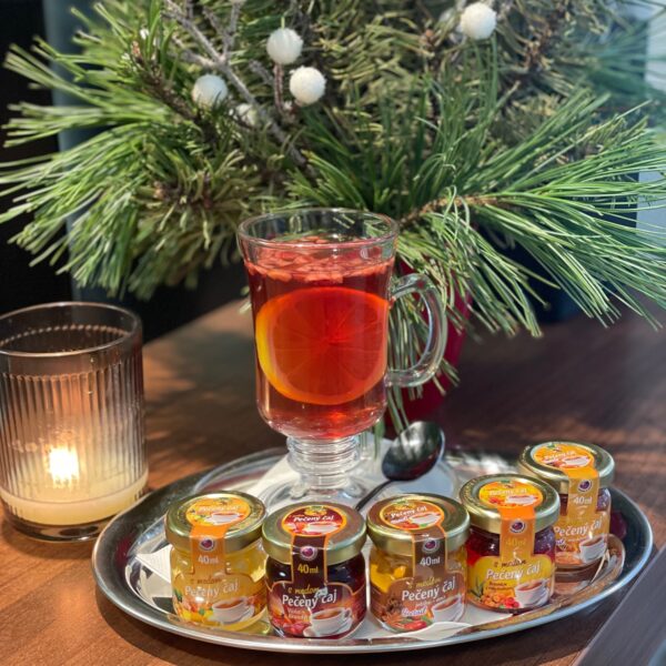 horúci pečený čaj - rôzne druhy s vianočnou dekoráciou