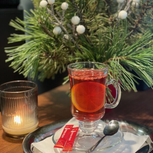 horúci pečený čaj s vianočnou dekoráciou