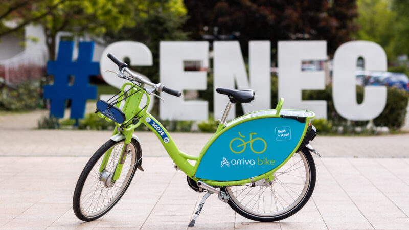 Bicykel, ktorý sa dá požičať je umiestnený pred nápis mesta Senec.