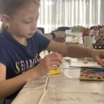 Zábava s animátorom - maľovanie veľkonočných vajíčok.