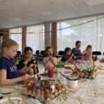 Zábava s animátorom - maľovanie veľkonočných vajíčok.