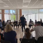 Zábava s animátorom - pletenie korbáčov z prútia.