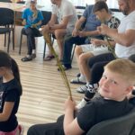 Zábava s animátorom - pletenie korbáčov z prútia.