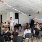 Zábava s animátorom - pletenie korbáčov z prútia.