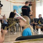 Zábava s animátorom - pletenie korbáčov z prútia.