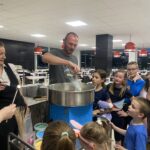 Výroba cukrovej vaty pre deti.