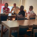 Kolegovia pri ochutnávke piva.