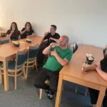 Kolegovia pri ochutnávke piva.