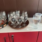 Naaranžovaný stôl s pivnými pohármi - pripravené na ochutnávku.