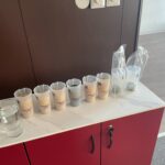 Stôl s pivnými pohármi