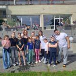 Deti s animátorom, skupinová fotka pred Signálom.