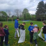 Vonkajšie aktivity detí - skákanie vo vreci.